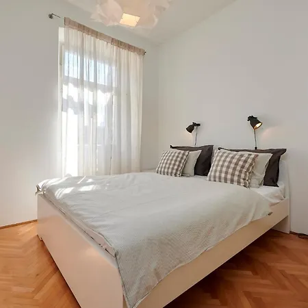 Tin Apartment *