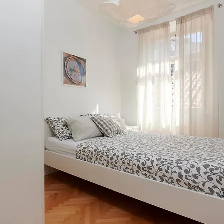 Tin Apartment *